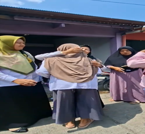 Kepedulian terhadap Siswa dan Sesama, Keluarga Besar MTsN 2 Kota Sawahlunto Salurkan Bantuan bagi Murid Korban Musibah Kebakaran